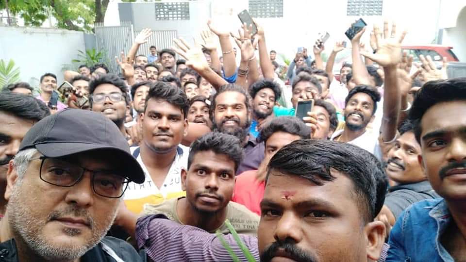 Thala Ajith Kumar First Selfie with his Fans Photo Gone Viral