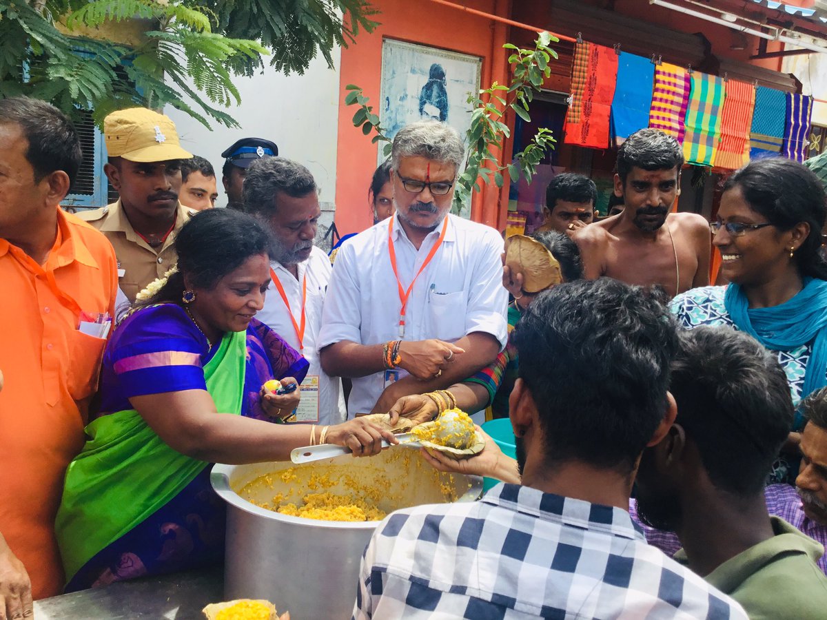 Dr Tamilisai Soundararajan Worshipped Athi Varadar and Distributed Prasadam to Devotees