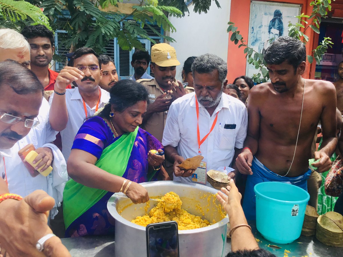 Dr Tamilisai Soundararajan Worshipped Athi Varadar and Distributed Prasadam to Devotees