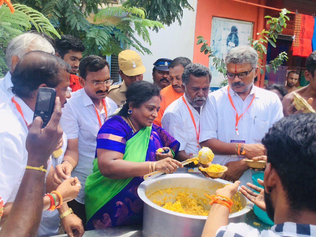 Dr Tamilisai Soundararajan Worshipped Athi Varadar and Distributed Prasadam to Devotees