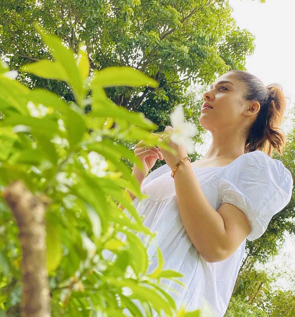 Nayanthara Latest Goa Photos: Dazzling white dress with beau Vignesh Shivan