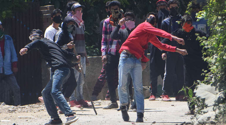 Clashes between protesters and security forces near polling booth at Murran in Pulwama 