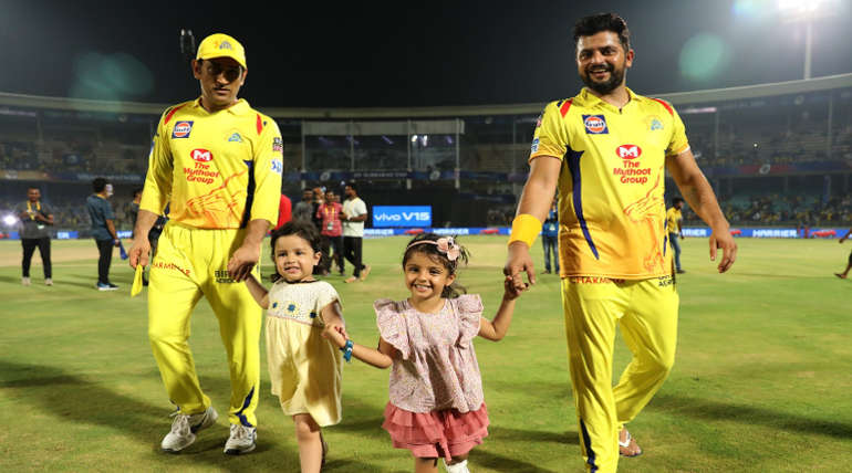 Dhoni and Raina with their Daughters