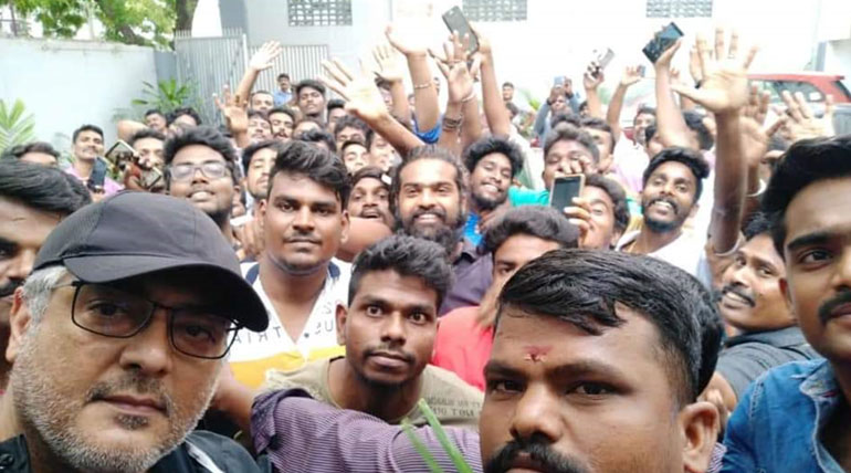 Thala Ajith Kumar First Selfie with his Fans Photo Gone Viral