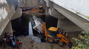 Bus accident on Yamuna Expressway near Agra. Image Dr. Pratishtha Singh