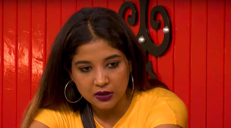 Bigg Boss Tamil: Sakshi Agarwal Making Team in the Space of Vanitha. Image Credit Vijay Television Hotstar