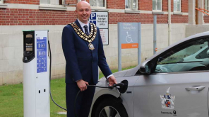 The Mayor of Swindon uses an electric Hyundai and charge his car. @SwindonCouncil