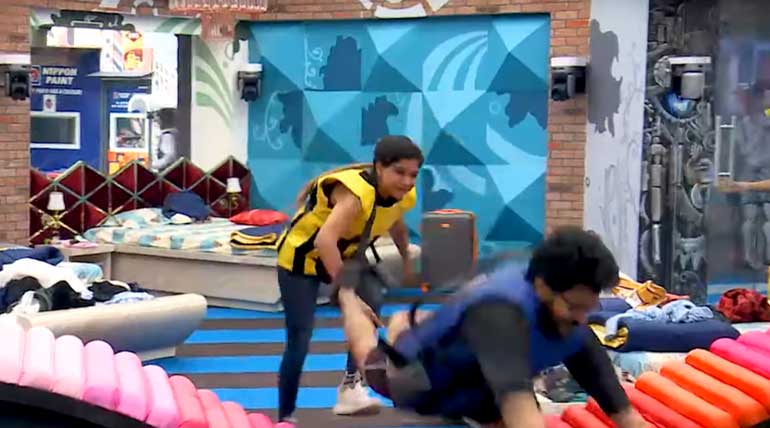Kavin Influencing Public Against Sakshi by His Personal View in Game Play in Bigg Boss Tamil House
