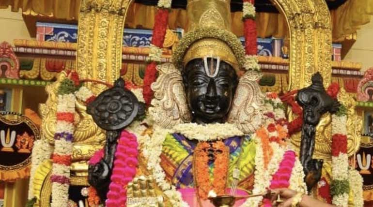 Lord Athi Varadar in Kanchipuram Last Day to Worship Waiting Time Increased  to 8 Hours