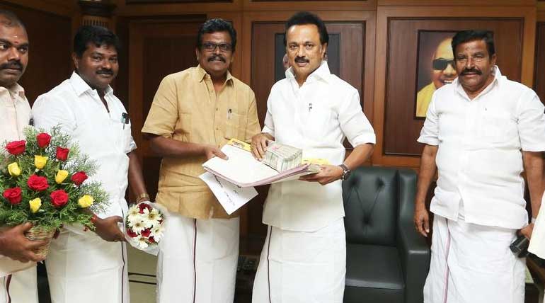 Thanga Tamil Selvan handed to Stalin over 27200 Applications to join DMK