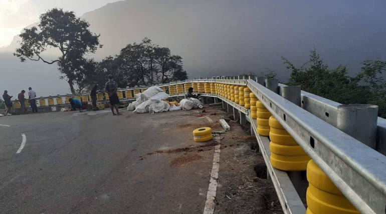 Roller Cross Barricades in Ooty-Kallati Road. Image: Twitter