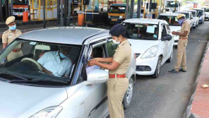 Traffic in Chennai Paranur toll gates due to E-pass Relaxations. Photo Nakkheeran