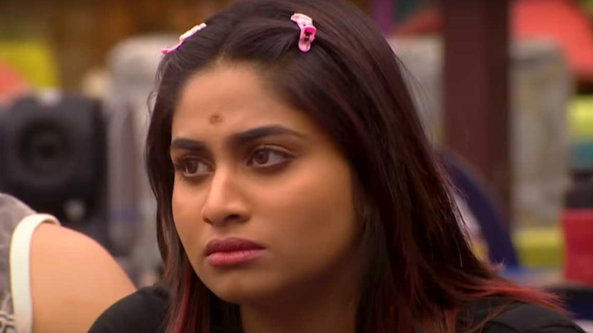 Shivani is being cornered by the other contestants.
