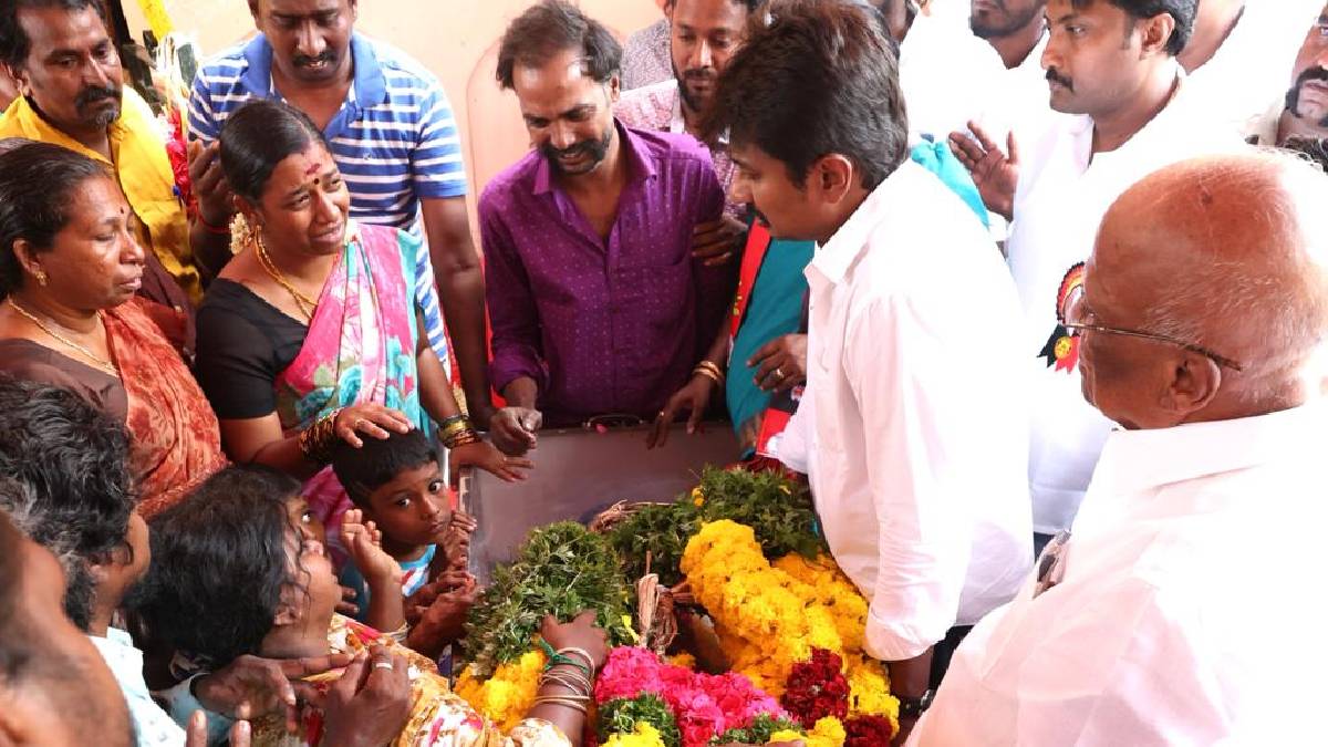 Udhayanidhi Stalin paying homage to Theepatti Ganesan