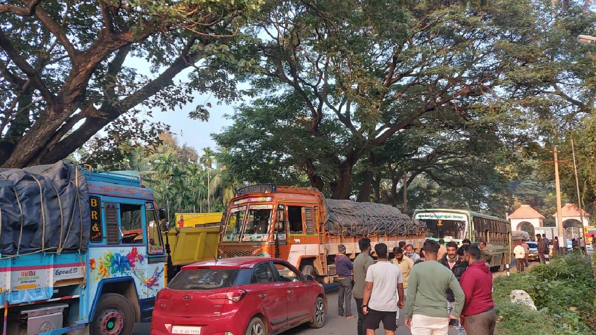 Coonoor Mettupalayam Road Block. Image Credit: Srinivasan, Ooty